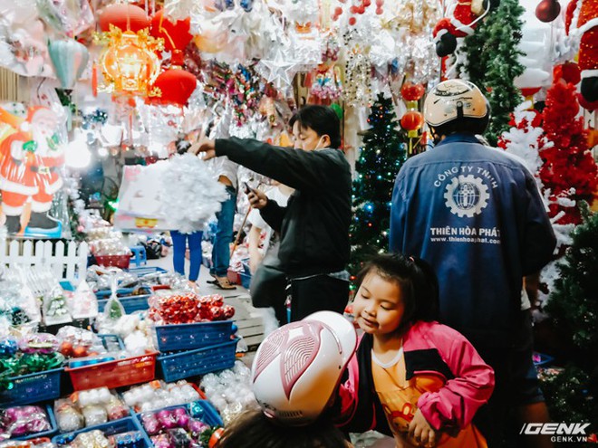 Đời sống qua lăng kính smartphone (Kỳ 1): Người dân Sài Gòn nô nức trang trí phố xá đón Noel đến gần - Ảnh 8.