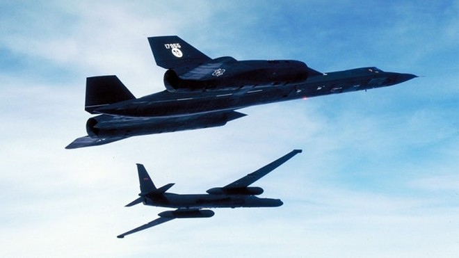  Chiếc SR-71 và người tiền nhiệm của nó, chiếc U-2. 