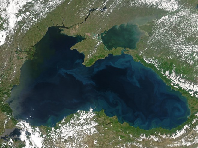Nước biển Đen thông thường có màu xanh đậm