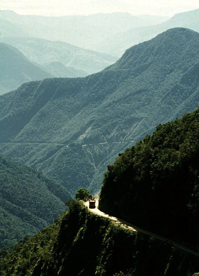  Tại Brazil có một cung đường được mệnh danh là Death Road. Đúng như cái tên, tuyến đường tử thần này cướp đi sinh mạng của gần 300 tài xế và những vận động viên xe đạp mỗi năm do họ té ngã từ dãy Andes xuống rừng mưa 3.300m bên dưới. 