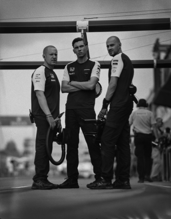  Đội kỹ thuật viên của McLaren tại Grand Prix Canada 2015. 