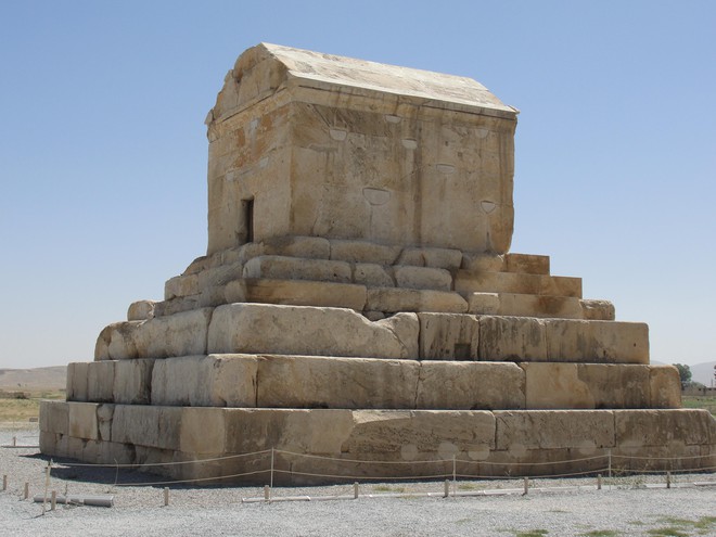  Cấu trúc sàn nhà cô lập địa chấn đầu tiên có lẽ là của Hầm mộ Cyrus, nơi chôn cất kiến trúc sư Ba Tư đại tài Cyrus Vĩ Đại, người đã đi cùng Alexanderos Đại Đế trong cuộc đông chinh cuối thế kỷ thứ 4 trước Công Nguyên. 