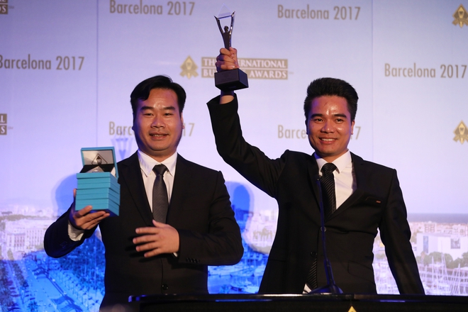  Đại diện ban Tổng giám đốc Halotel nhận giải tại Stevie Awards 2017 