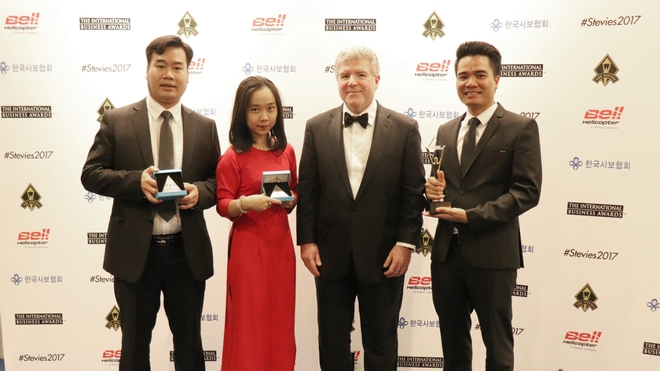  Đại diện Viettel nhận giải thưởng Stevie Awards 2017 