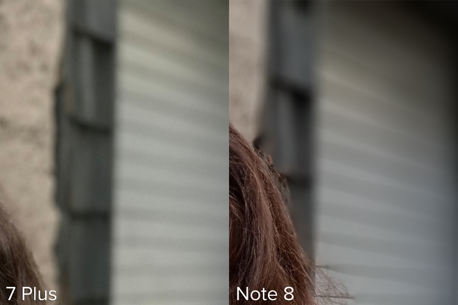  Chiếc iPhone làm mờ ở mức độ đồng đều nhau với toàn bộ khung cảnh, trong khi chiếc Note 8 dường như làm mờ tốt hơn khi hiểu được rõ hơn độ sâu của bức ảnh. 