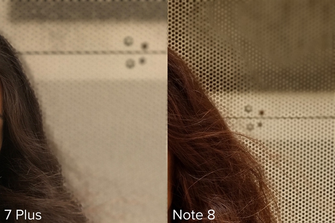  Có những đường viền quanh tóc của người mẫu và các cạnh của khung hình khi chụp bằng iPhone 7 Plus, trong khi đó chiếc Note 8 chọn làm mờ một số vùng trên cánh cửa garage. 