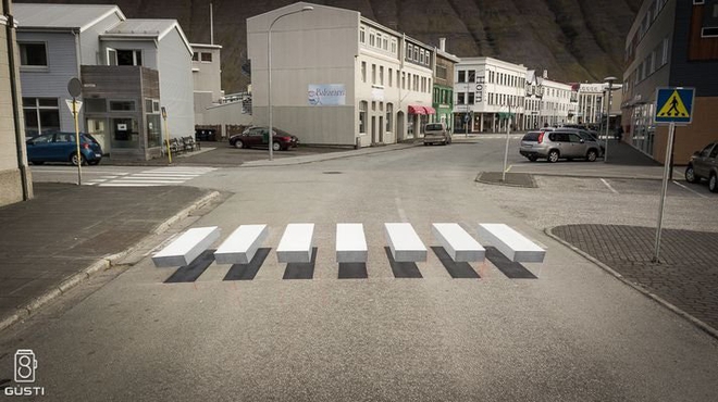  Con đường tại một thị trấn Iceland đã áp dụng vạch kẻ đường 3D để tạo sự chú ý cho người lái xe 