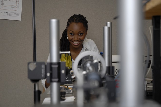 
Tiến sĩ Green phía sau một thiết bị laser quang học, lĩnh vực nghiên cứu cô đã quan tâm từ khi thực tập tại NASA
