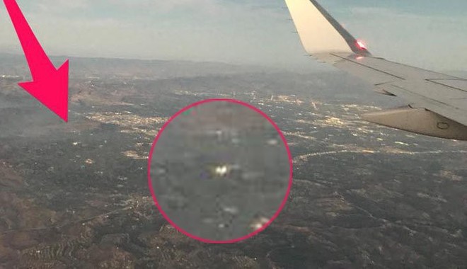 Đang ngồi trong máy bay, hành khách bất ngờ phát hiện một chiếc Drone đang lượn lờ gần cửa sổ - Ảnh 2.