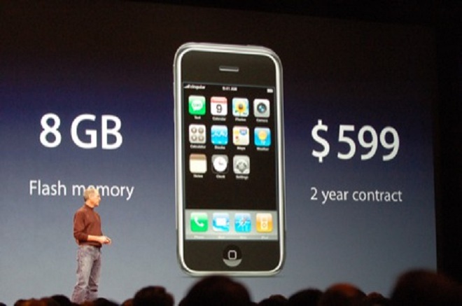 10 năm trước, iPhone chỉ có giá 600 USD khi đi kèm hợp đồng 2 năm. Bây giờ, iPhone X đã bị đội giá lên tới 1000 USD.