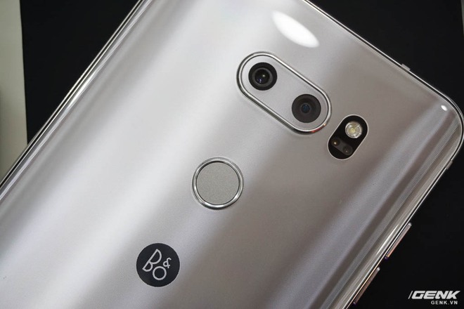  Cụm camera kép của LG V30 hơi lồi lên một chút. Như một số sản phẩm trước đó như G5 hay V20, camera kép của V30 cho phép người dùng chụp những bức ảnh góc siêu rộng. Ngoài ra, ống kính góc thường của V30 cũng có khẩu độ f/1.6 lớn nhất trên smartphone hiện nay. 