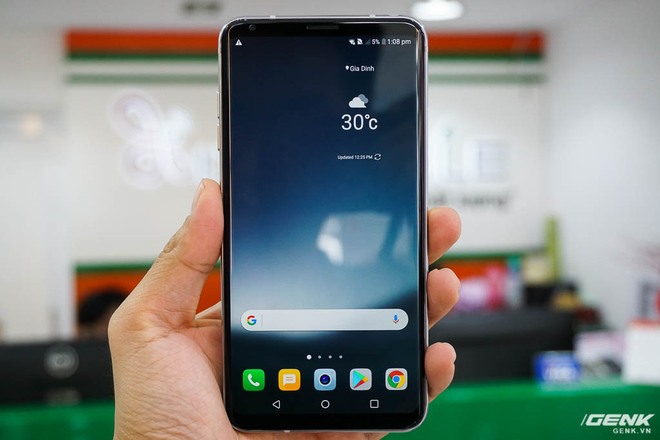  LG V30 sở hữu màn hình 6 inch OLED với độ phân giải 1440x2880 và tỷ lệ 18:9 