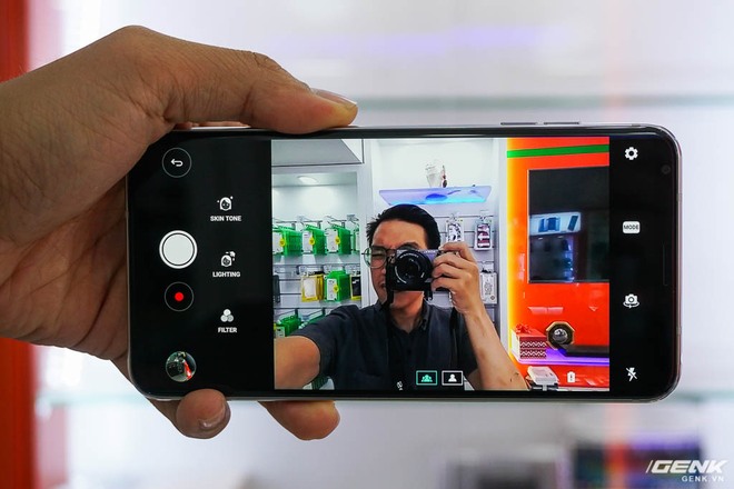  Mặc dù chỉ có 1 camera nhưng LG V30 vẫn có chế độ chuyển giữa góc thường và góc rộng. Rất có thể, ống kính camera selfie của LG V30 có góc rộng, nhưng ở chế độ thông thường, máy đã tiến hành cắt (crop) hình ảnh để tạo cảm giác như có góc hẹp hơn 