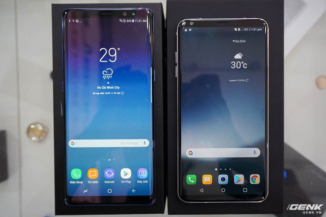  LG V30 (phải) là một đối thủ xứng tầm với Samsung Galaxy Note8 