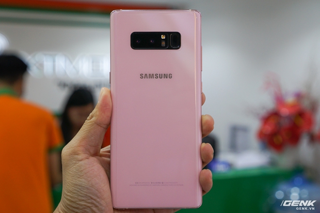  Màu Blossom Pink này không bóng bằng Rose Pink trên Galaxy S8, sắc độ màu cũng nhạt hơn. Theo cảm nhận của tôi thì nó hơi hướng màu hồng phấn. Hơn nữa, nhờ ít bóng hơn trước đây nên cũng đỡ thấy dấu vân tay trên mặt kính của máy. 