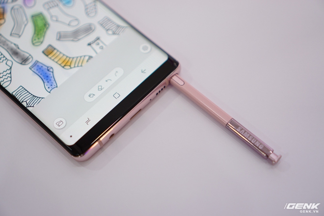  Bút S Pen trên chiếc Note8 này cũng được phủ màu hồng. 