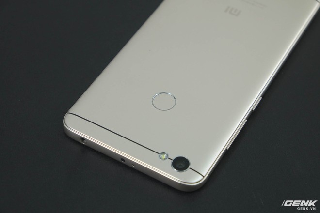  Cũng như nhiều máy Xiaomi trước, Redmi Note 5A được trang bị cổng hồng ngoại. 