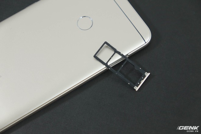  Redmi Note 5A được trang bị khay sim, hỗ trợ cùng lúc 2 SIM và thẻ nhớ. Đây là một nâng cấp đáng khen cho Xiaomi, khi trên các máy trước đây, người dùng buộc phải chịu hy sinh 1 SIM để dùng thẻ nhớ và ngược lại. 