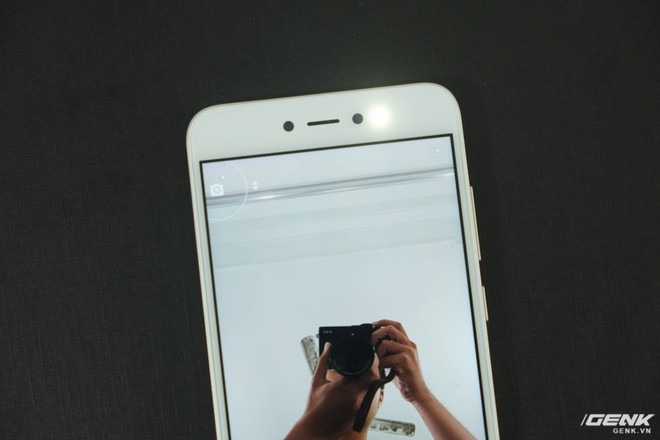  Bù lại, Redmi Note 5A được nâng cấp mạnh mẽ về camera selfie với cảm biến 16MP và đèn flash 