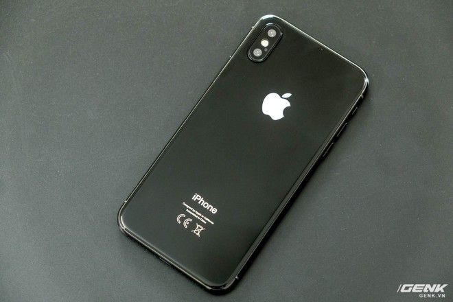  Mặt lưng của iPhone 8 được làm bằng kính, không còn sử dụng kim loại như các thế hệ iPhone gần đây. Các dải anten bằng nhựa ở mặt lưng cũng đã biến mất, mặc dù vẫn còn tồn tại ở hai cạnh bên 