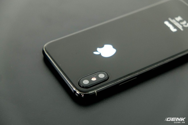  Điểm nổi bật nhất của mặt lưng iPhone 8 là cụm camera kép nằm dọc, trong đó đèn flash được đặt ở giữa hai camera 
