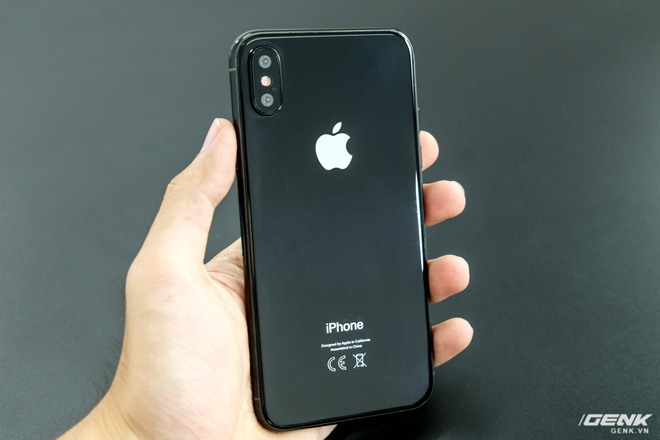  Cầm trên tay iPhone 8 khá giống iPhone 7 Plus Jet Black, tuy nhiên do máy có kích thước bé hơn rất nhiều nên cảm giác cũng thoải mái hơn 