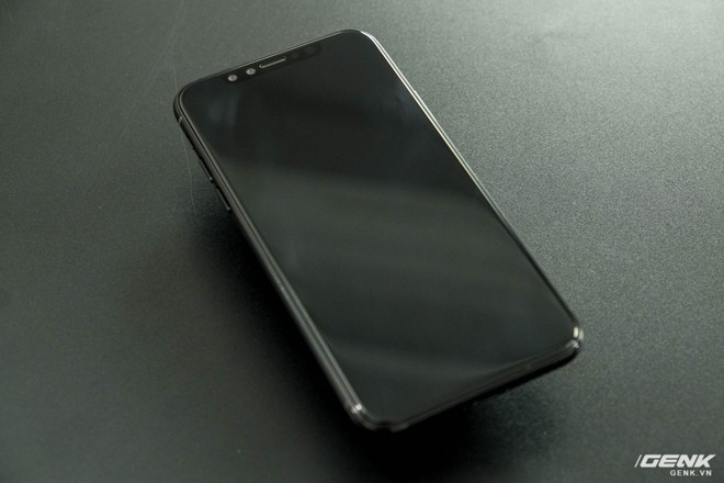  Đây là iPhone 8. Máy sở hữu thiết kế mặt trước được bao trọn bởi màn hình 5.8 inch OLED 