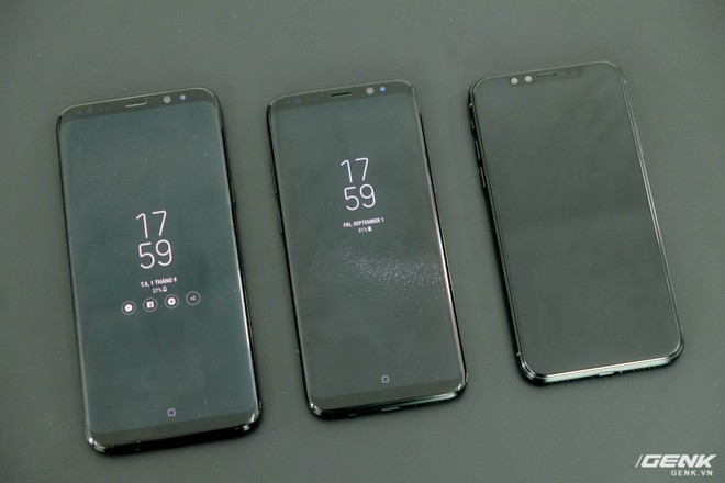 
Từ trái qua phải: Galaxy S8 , Galaxy S8, iPhone 8. Dễ dàng nhận thấy Galaxy S8  là chiếc máy có kích thước lớn nhất trong cả ba, trong khi iPhone 8 là chiếc máy bé nhất
