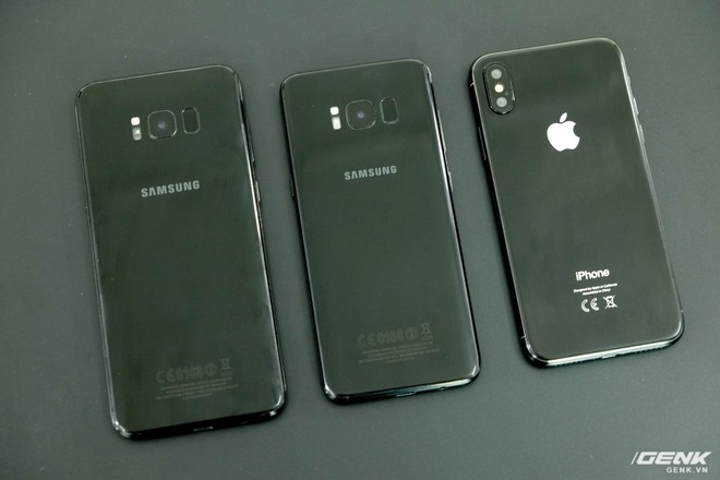 
Mặt lưng của cả ba máy đều được làm bằng kính. Samsung đặt cảm biến vân tay của S8 ở mặt sau, trong khi với iPhone 8, một số tin đồn cho biết máy sẽ không có cảm biến vân tay mà dựa hoàn toàn vào khả năng nhận diện khuôn mặt
