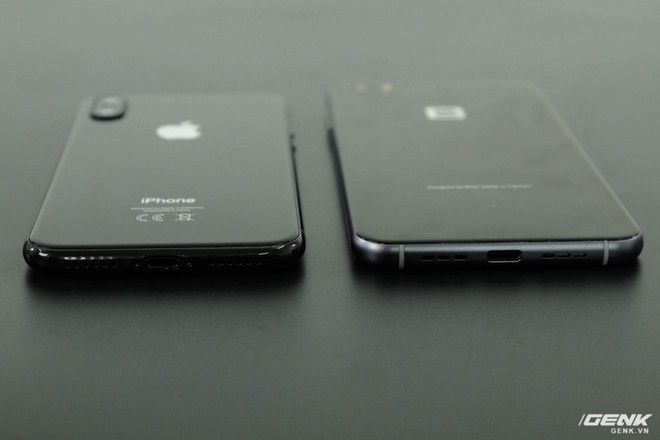 
Cạnh dưới của hai máy đều được thiết kế đối xứng hoàn hảo, bao gồm mic thoại, cổng kết nối và loa ngoài. Cả iPhone 8 và Bphone 2017 đều không có jack cắm tai nghe 3.5mm.
