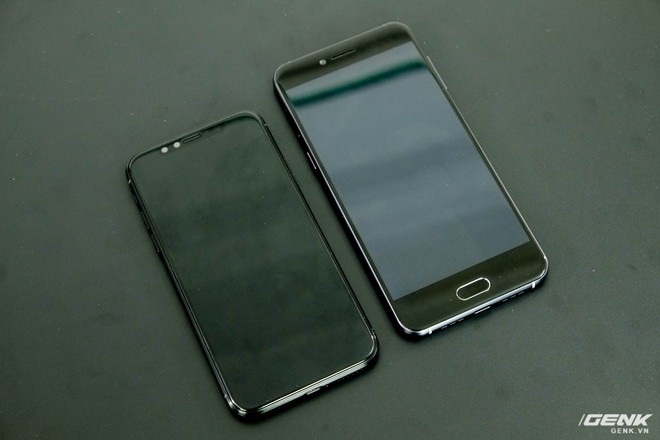 
Bphone 2017 có kích thước lớn hơn iPhone 8 do có viền màn hình dày hơn. Máy cũng sở hữu phím Home vật lý, trong khi iPhone 8 sẽ là thế hệ iPhone đầu tiên loại bỏ phím bấm này

