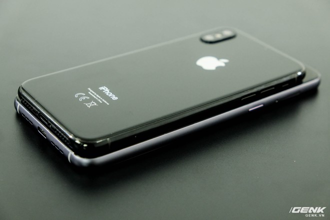  Phần viền của Bphone 2017 được làm nhám, trong khi iPhone 8 lại bóng 