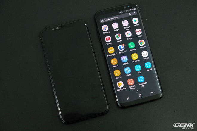 
Cả hai chiếc máy đều sở hữu màn hình 5.8 inch, tuy nhiên Galaxy S8 thon dài hơn
