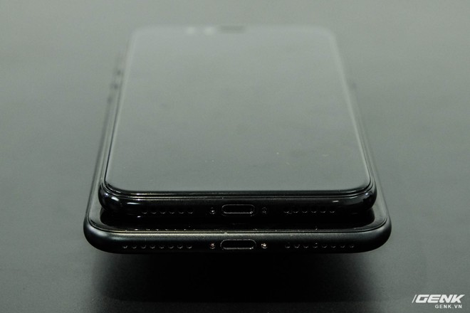 
Cạnh dưới của cả hai máy khá giống nhau, khi đều bao gồm dải loa, mic thoại và cổng Lightning. Jack cắm tai nghe 3.5mm sẽ không trở lại trên iPhone 8.
