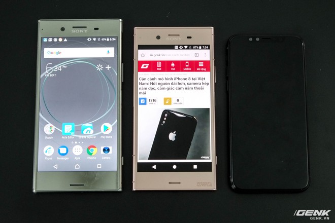 Sony là một nhà sản xuất khá bảo thủ khi nói về thiết kế smartphone. Hai dòng máy cao cấp gần đây của Sony là Xperia XZ Premium (trái) và Xperia XZ1 (giữa) đều sở hữu viền màn hình rất dày, cộng thêm bốn cạnh vuông vức nên rất to, cảm giác cầm nắm cũng thua kém rất nhiều so với iPhone 8 