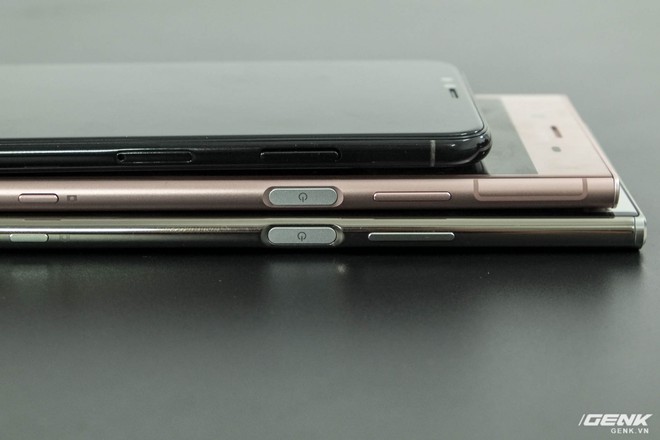 
Thế nhưng, Sony lại là nhà sản xuất gần như duy nhất tích hợp cảm biến vân tay lên nút nguồn của máy. Khi so sánh với nút nguồn của iPhone 8, có thể thấy chúng có chiều dài khá tương đồng, tuy nhiên nút nguồn của Xperia lại dày hơn nhiều, cho phép quét tiết diện lớn hơn. Chính vì vậy, nhiều người vẫn hoài nghi về việc liệu Apple có tích hợp Touch ID lên nút nguồn hay không
