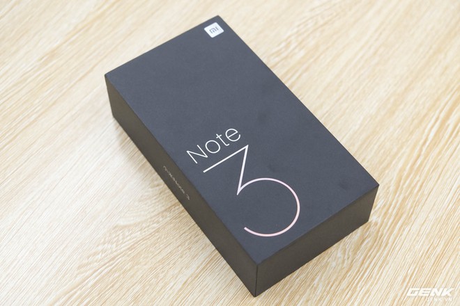  Hộp của Mi Note 3 mang một tông màu đen với chữ Note 3 lớn ở mặt trước 