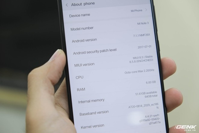  Mi Note 3 chạy MIUI 8.5 trên nền Android 7.1.1 Nougat. Máy được trang bị chip Snapdragon 660, RAM 6GB và hai phiên bản bộ nhớ trong 64GB và 128GB 