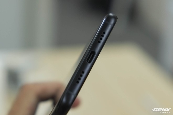  Một điểm khác biệt trong thiết kế của Mi 6 và Mi Note 3 là viền của Mi Note 3 được làm nhám, không bóng như Mi 6 