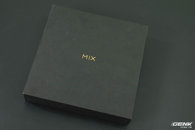  Hộp của Mi Mix 2 mang một tông màu đen 