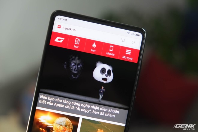 Mi Mix 2 tiếp tục sở hữu lối thiết kế viền màn hình siêu mỏng. Tuy nhiên, viền màn hình cạnh trên của Mi Mix 2 lại dày hơn so với thế hệ đầu tiên 
