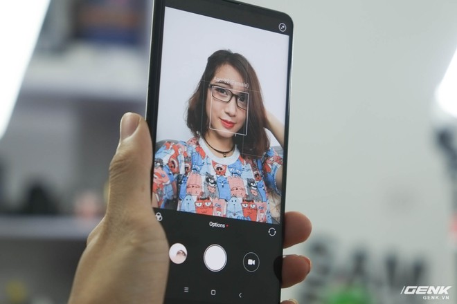  Vị trí kỳ lạ này khiến cho ảnh selfie của máy có góc không thật sự tự nhiên. Xiaomi khuyến nghị người dùng nên quay ngược chiếc điện thoại để có những bức ảnh đẹp hơn 