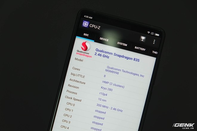  Máy được trang bị con chip mạnh mẽ nhất của Qualcomm hiện nay là Snapdragon 835 