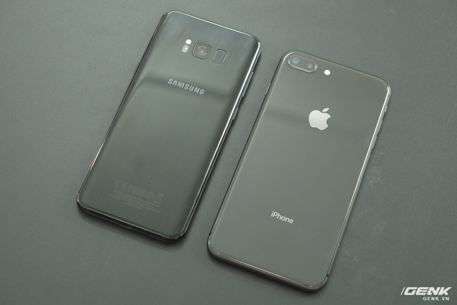  So sánh với Galaxy S8 , có thể thấy Galaxy S8 có màu đen sâu hơn 