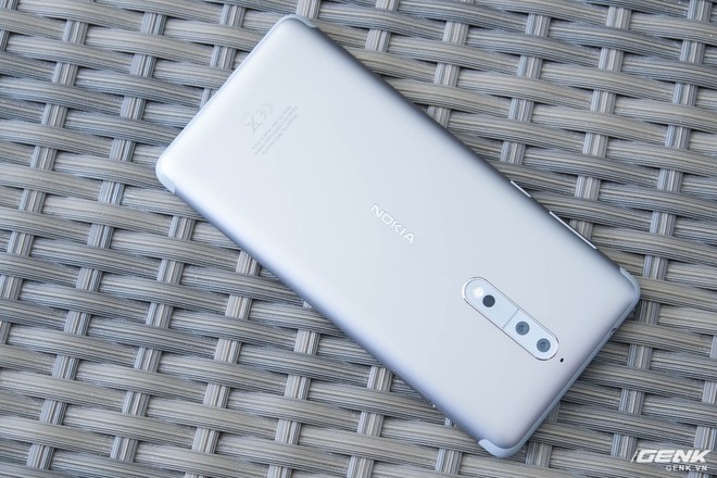  Mặt lưng của Nokia 8 được làm bằng kim loại nguyên khối. Hãng cho biết đã mất đến 20 tiếng để xử lý bề mặt của chiếc máy này 