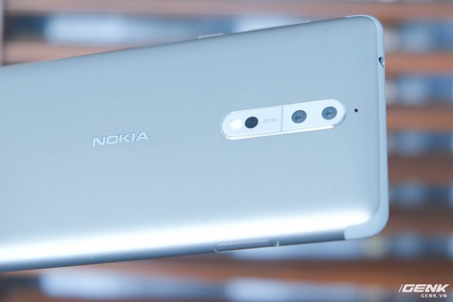  Một tính năng nổi bật trên Nokia 8 là cụm camera sử dụng ống kính đến từ Carl Zeiss. Nó bao gồm hai cảm biến 13MP, trong đó một cảm biến thu nhận màu và một cảm biến đơn sắc chỉ thu nhận ảnh đen trắng 
