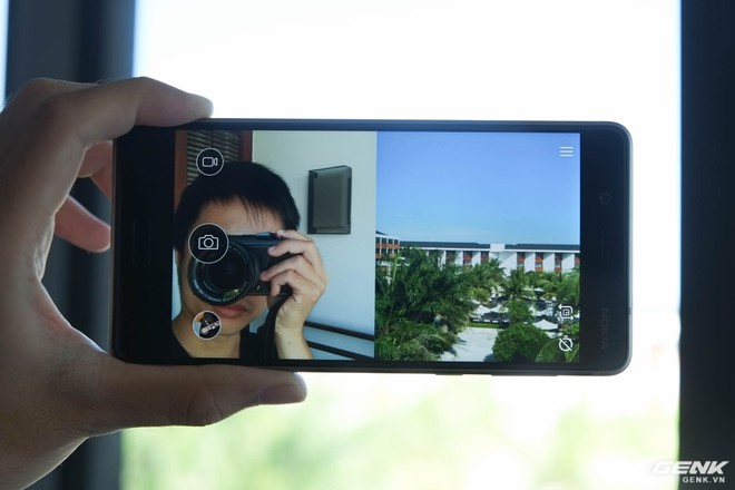  Bothie là tính năng được nhấn mạnh trên Nokia 8, cho phép người dùng chụp ảnh, quay phim và livestream cùng lúc cả camera trước và sau trong cùng một khung hình 