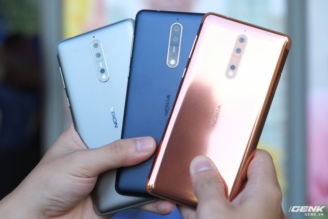  Nokia 8 phiên bản màu đồng (Polished Copper, ngoài cùng bên phải) sẽ không được bán chính hãng tại VN, còn lại hai phiên bản màu bạc, xanh dương nhám và xanh dương bóng (không có trong hình) sẽ có mặt trên thị trường từ ngày 16/10 với giá 12.99 triệu đồng 