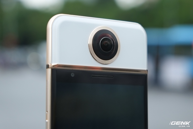  Bên trong camera này gồm hai cảm biến và ống kính khác nhau: một là camera selfie 8MP f/2.4, còn một là camera 13MP f/2.0 hỗ trợ chụp ảnh 360 độ 