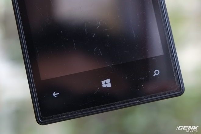  Vào thời điểm đó, gần như tất cả các máy Windows Phone đều sử dụng ba phím điều hướng cảm ứng. Microsoft yêu cầu các nhà sản xuất phải tích hợp nút Search nhằm kích hoạt nhanh công cụ Bing 